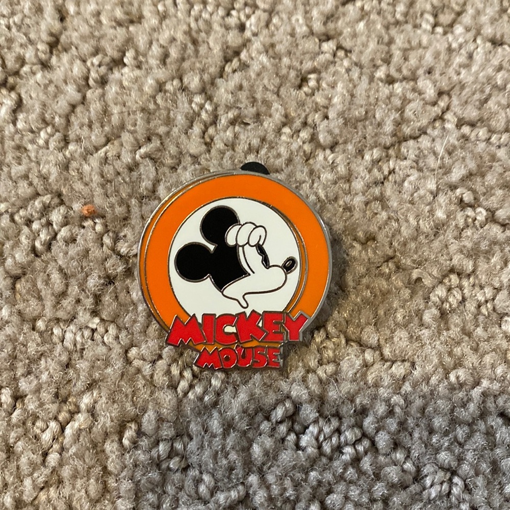 Mickey Mouse, Disney pin